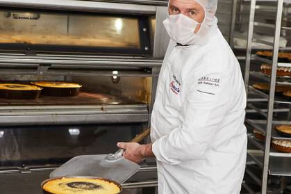 Kuchen aus Ofen holen