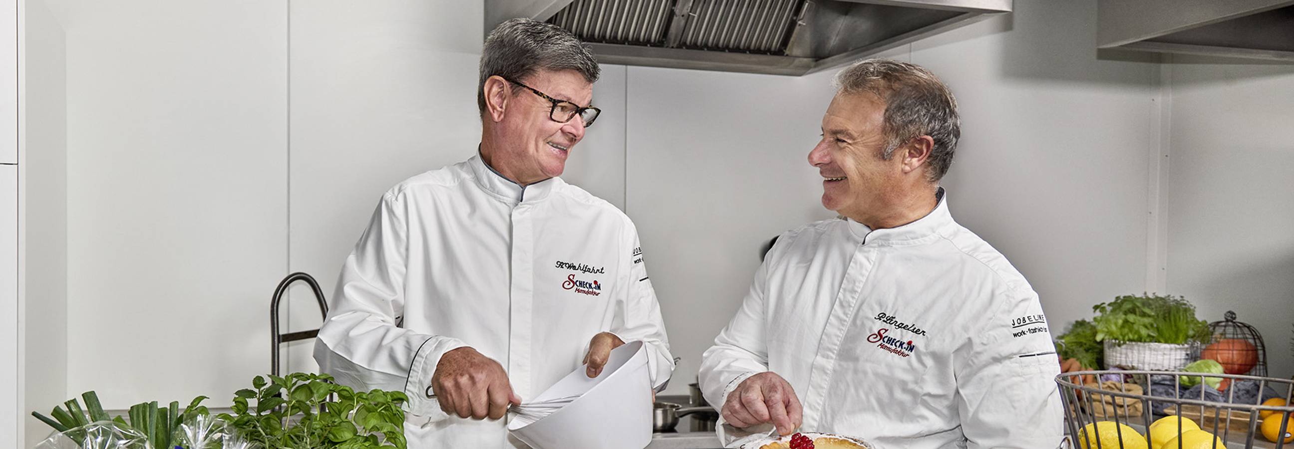 Harald Wohlfahrt und Herr Lingelser, zwei Köche stehen in der Manufaktur Küche