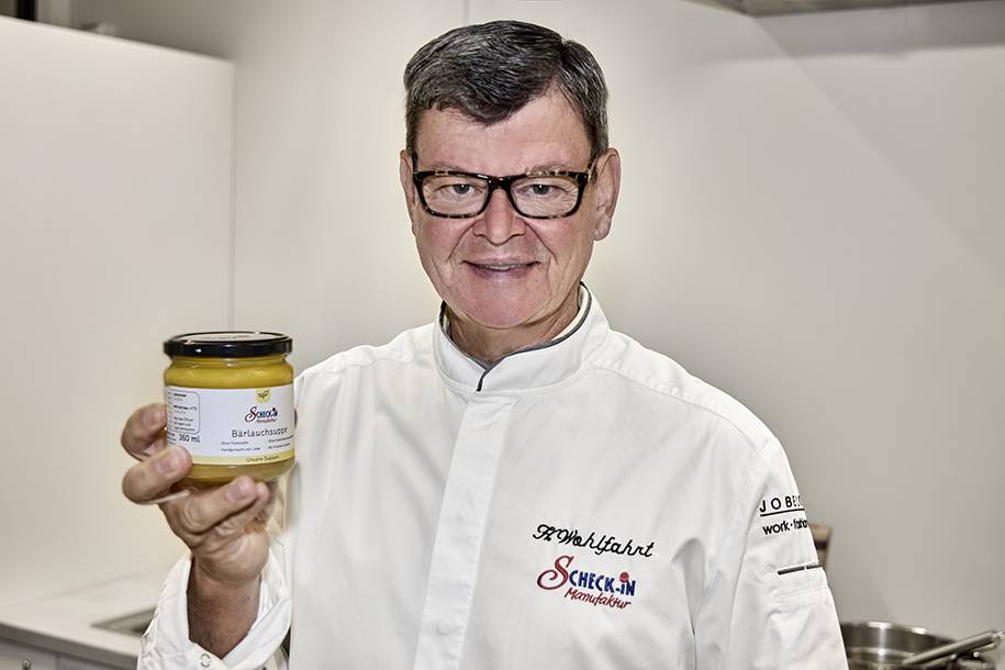 Herr Wohlfahrt hält seine Suppenkreation in der Hand für die Scheck-in Manufaktur