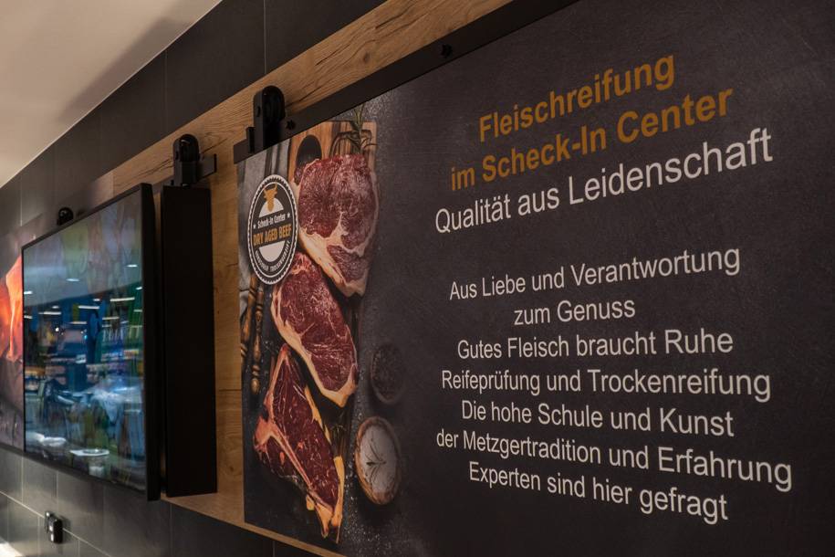 Schild über Fleischreifung mit Text darauf