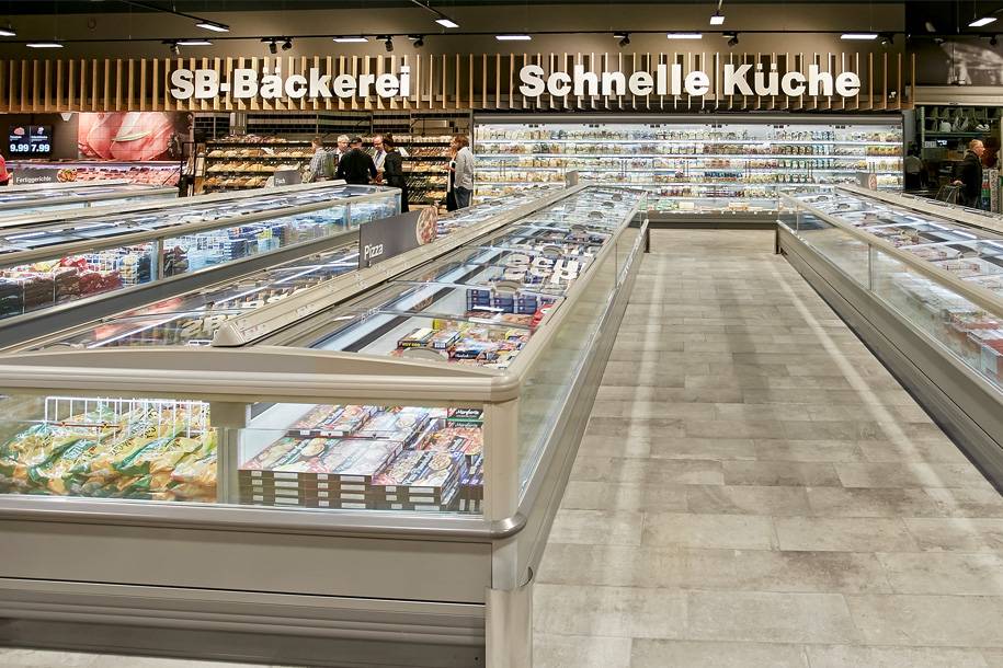 Kühltheke mit Bäckerei und schnelle Küche im Hintergrund