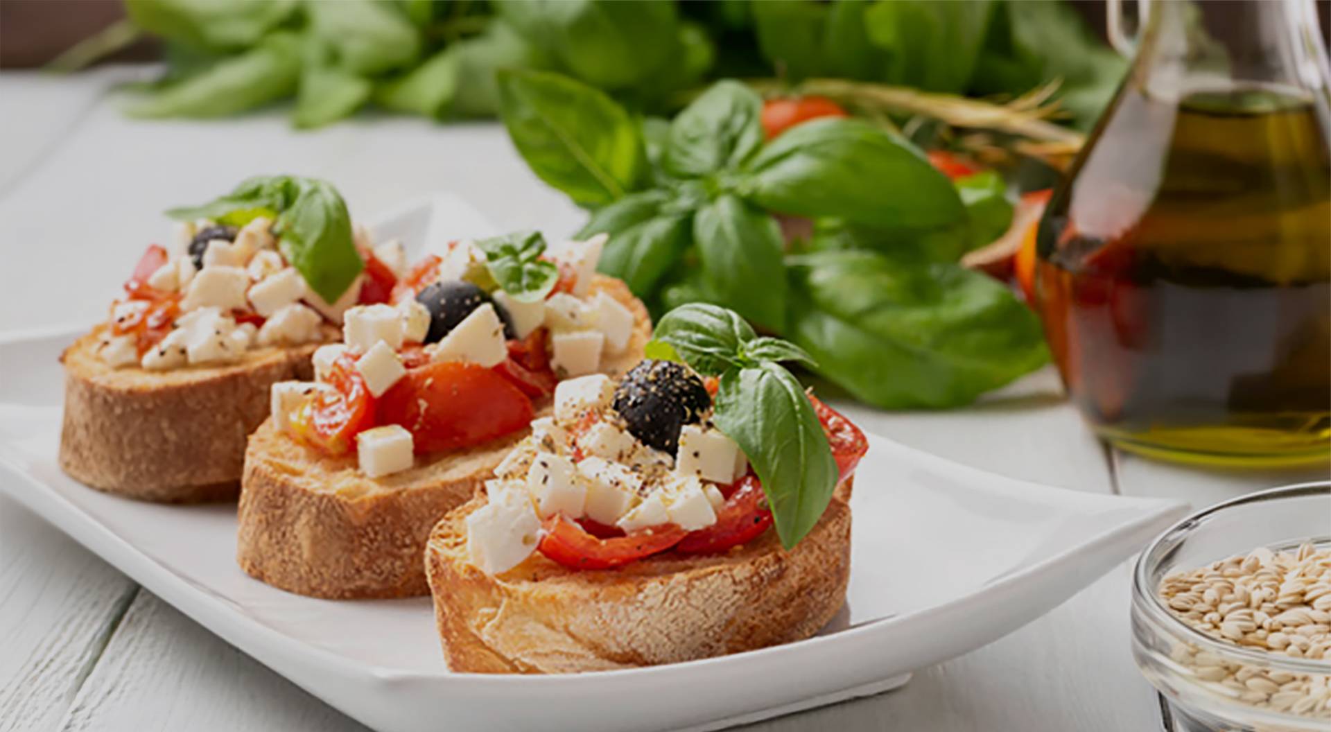 Bruschetta auf einem Teller angerichtet