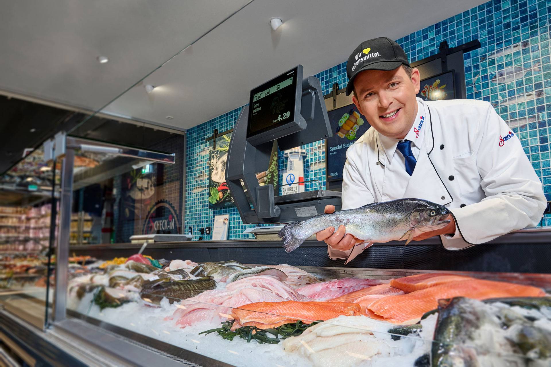 Verkäufer an Fischtheke